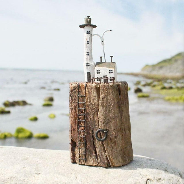 Chic Lighthouse & Cottage Wooden Decoration